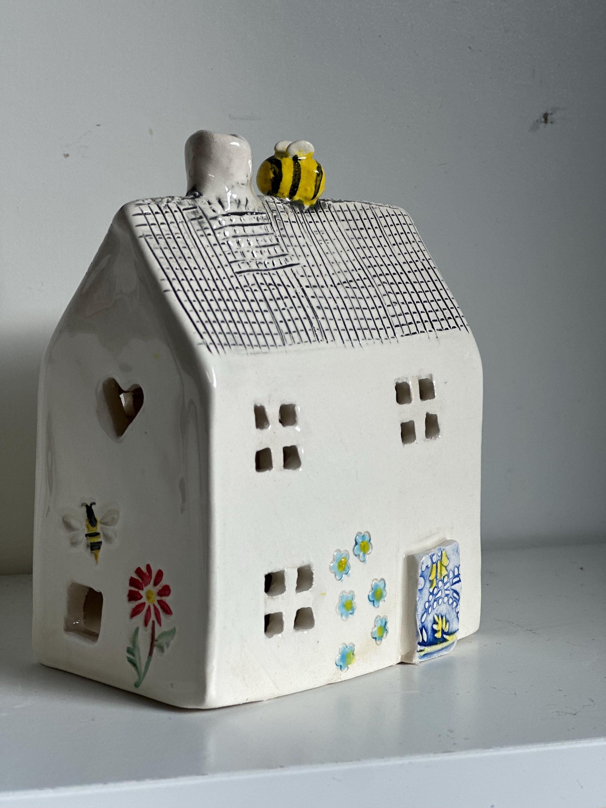 Pretty Ceramic Tea-light Cottage