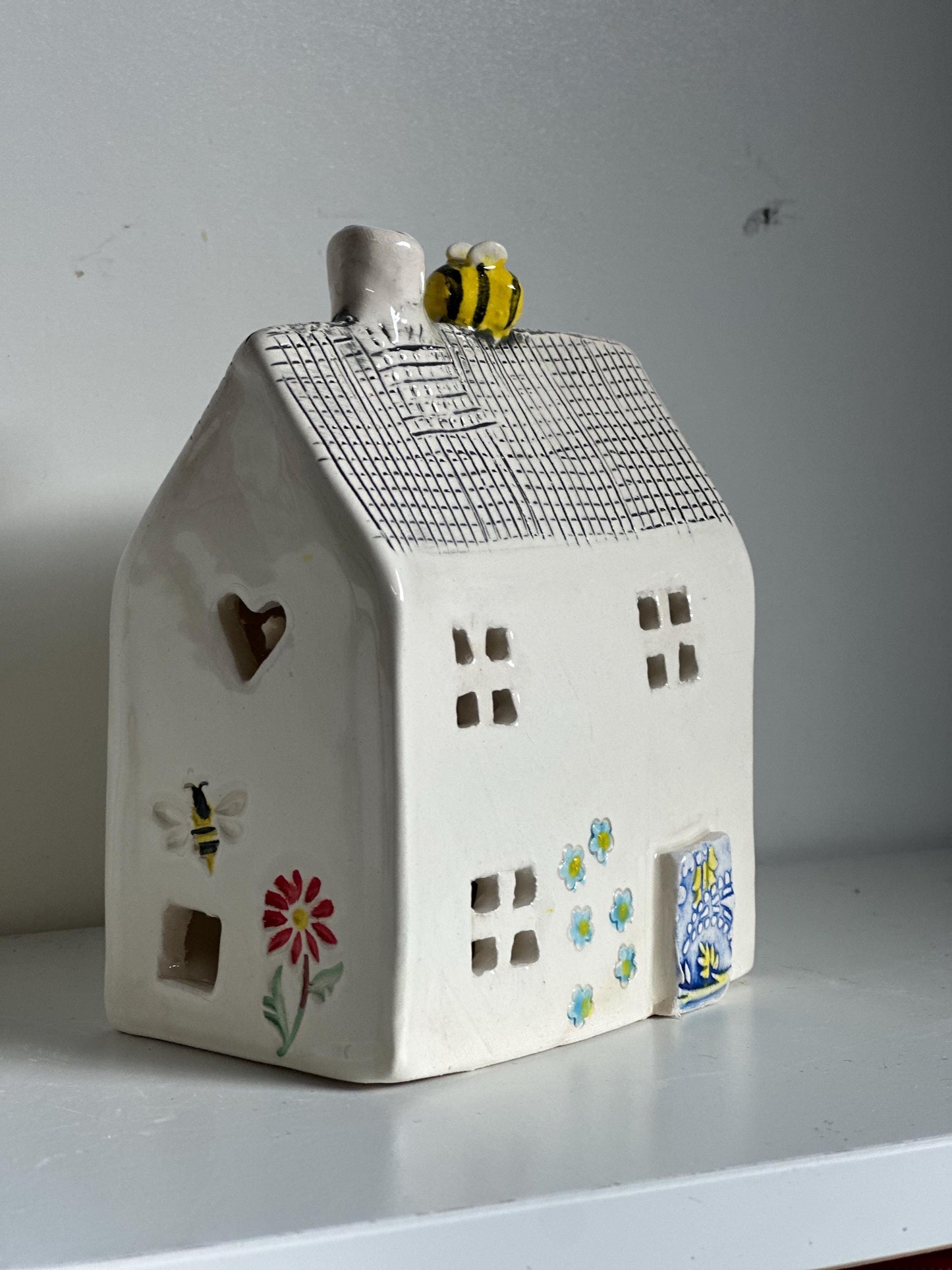 Pretty Ceramic Tea-light Cottage