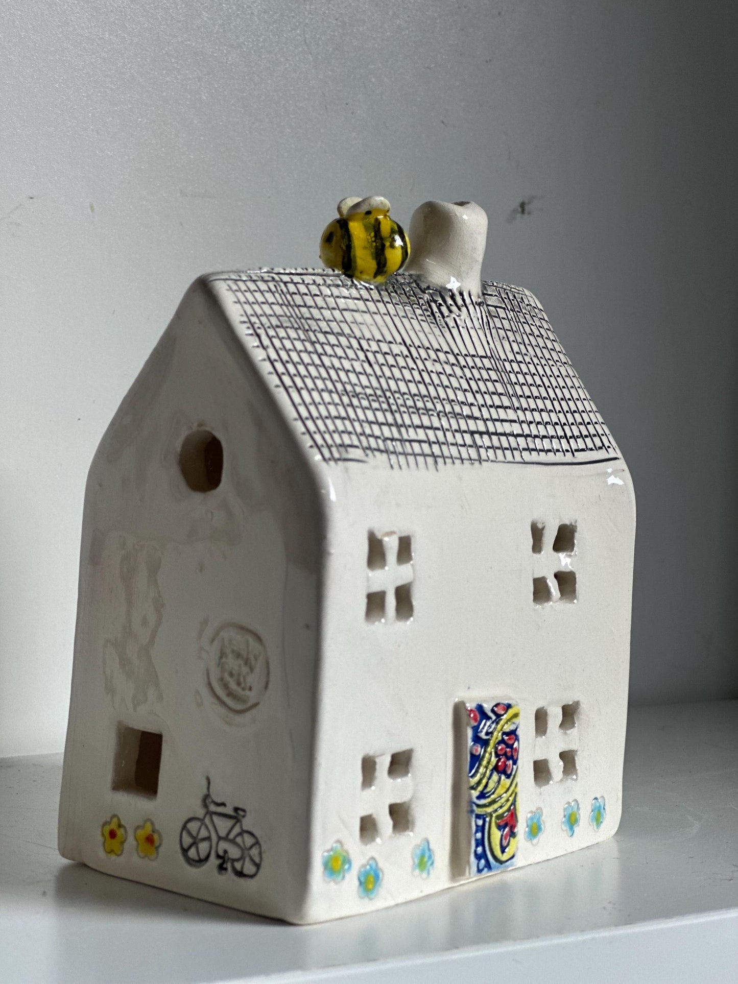 Pretty Ceramic Tea-light Cottage