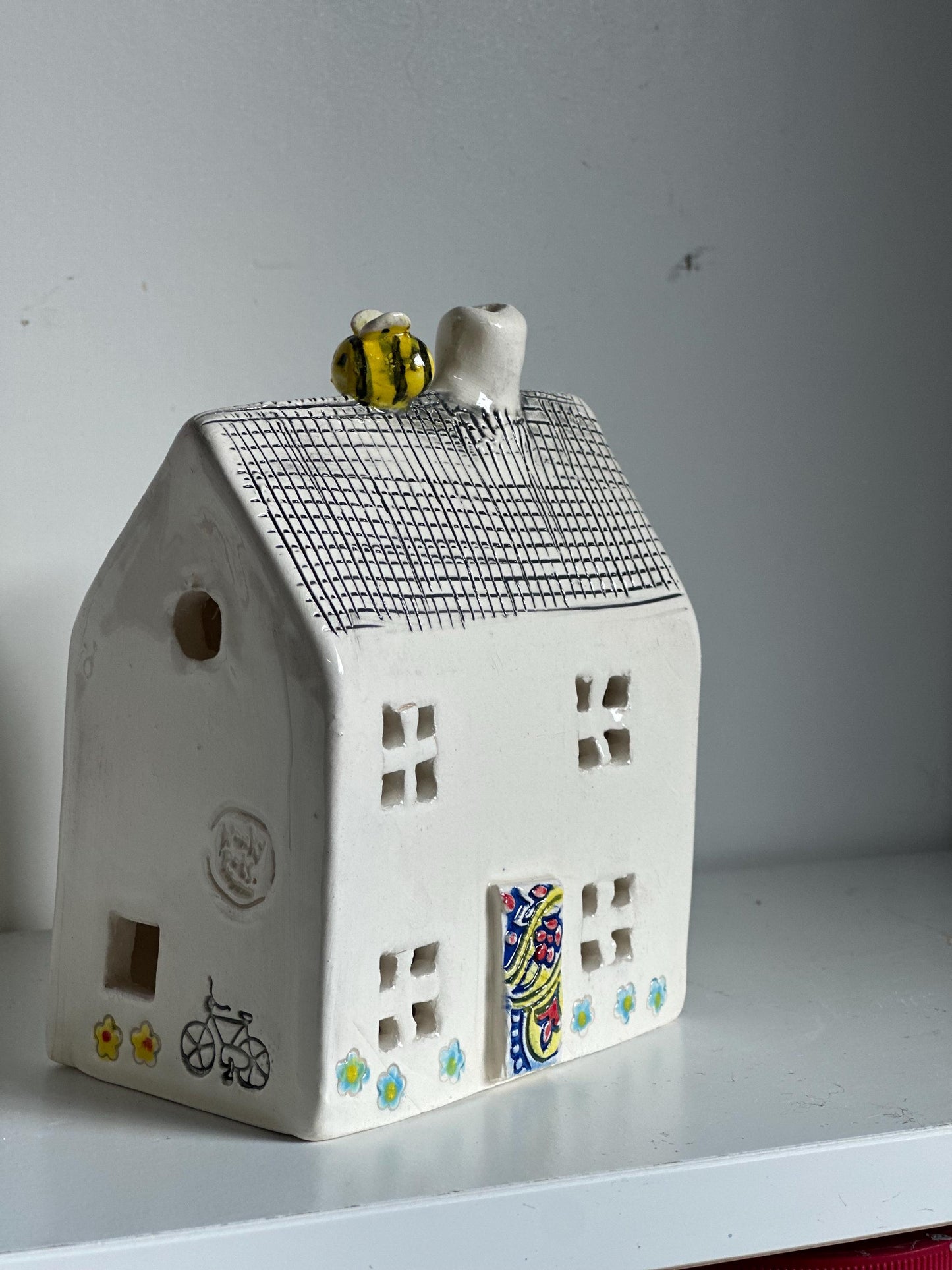 Pretty Ceramic Tea-light Cottage