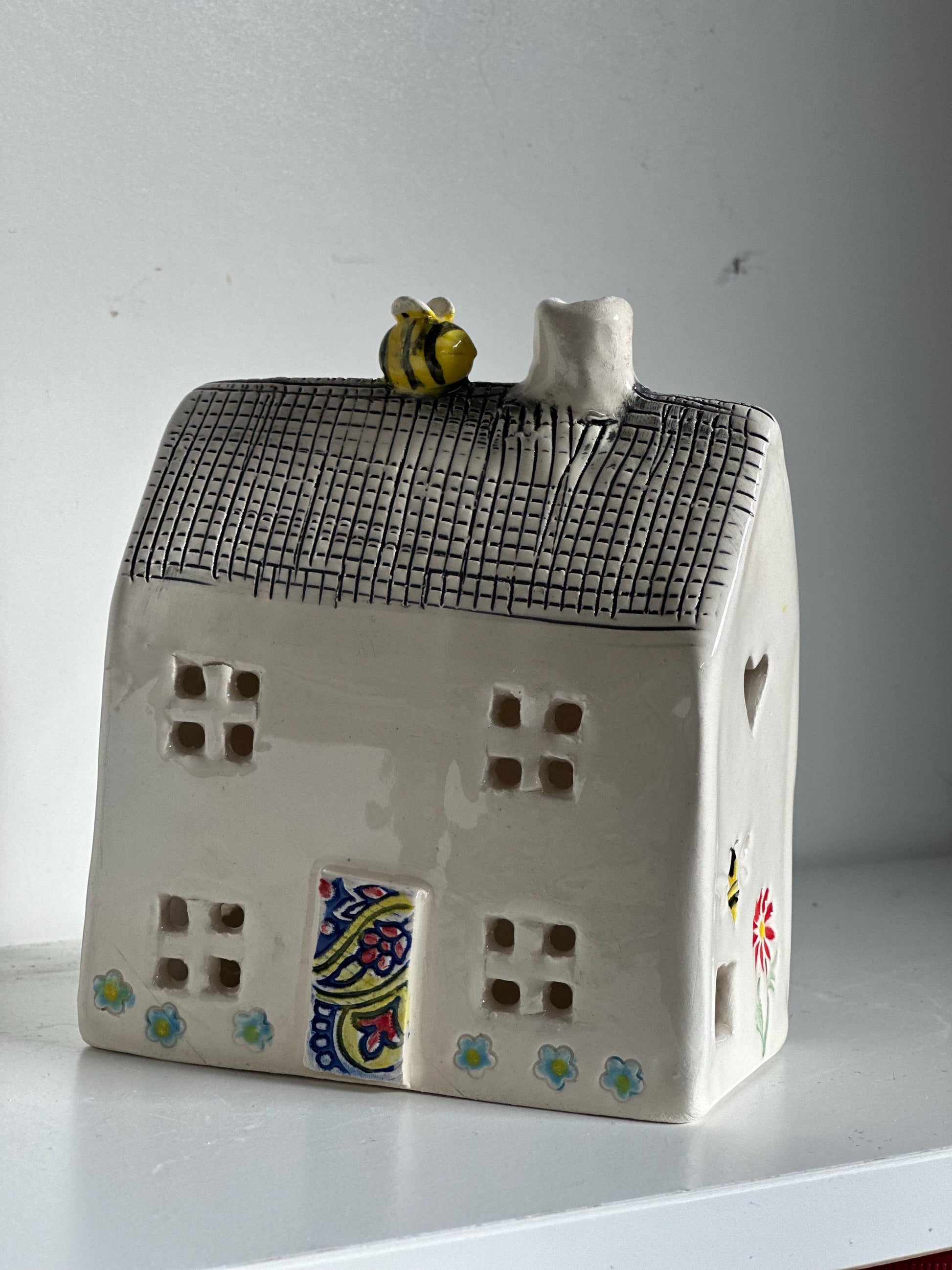 Pretty Ceramic Tea-light Cottage